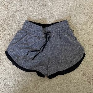 Lululemon Reversible Shorts 3" in Heathered Grey and Black Size 2